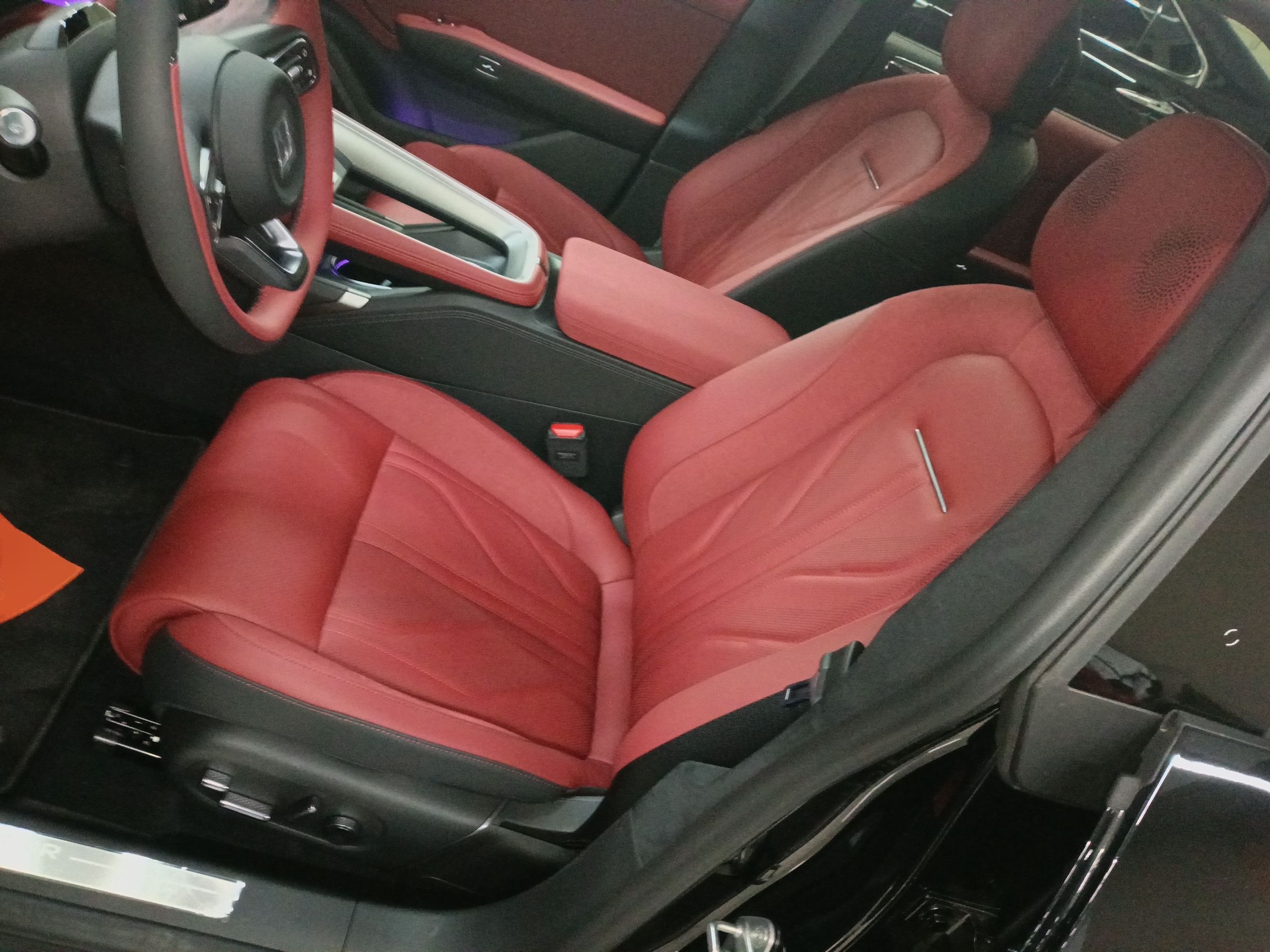 المقاعد الأمامية داخل السيارة