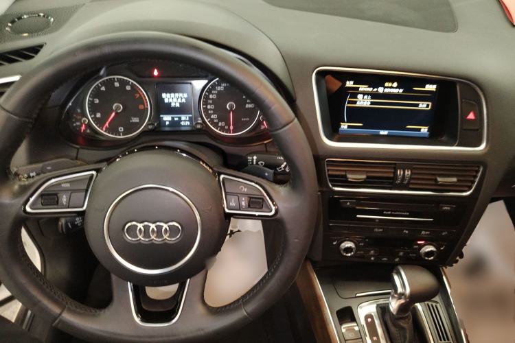 Used Audi Q5 2016 40 TFSI Comfort Model Center Console