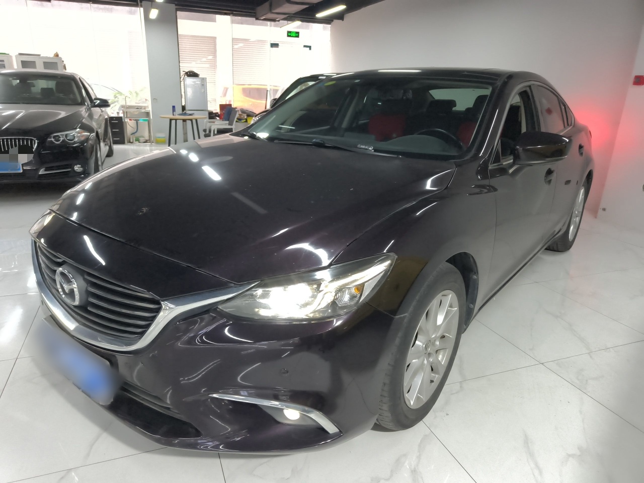 تحت مقدمة السيارة