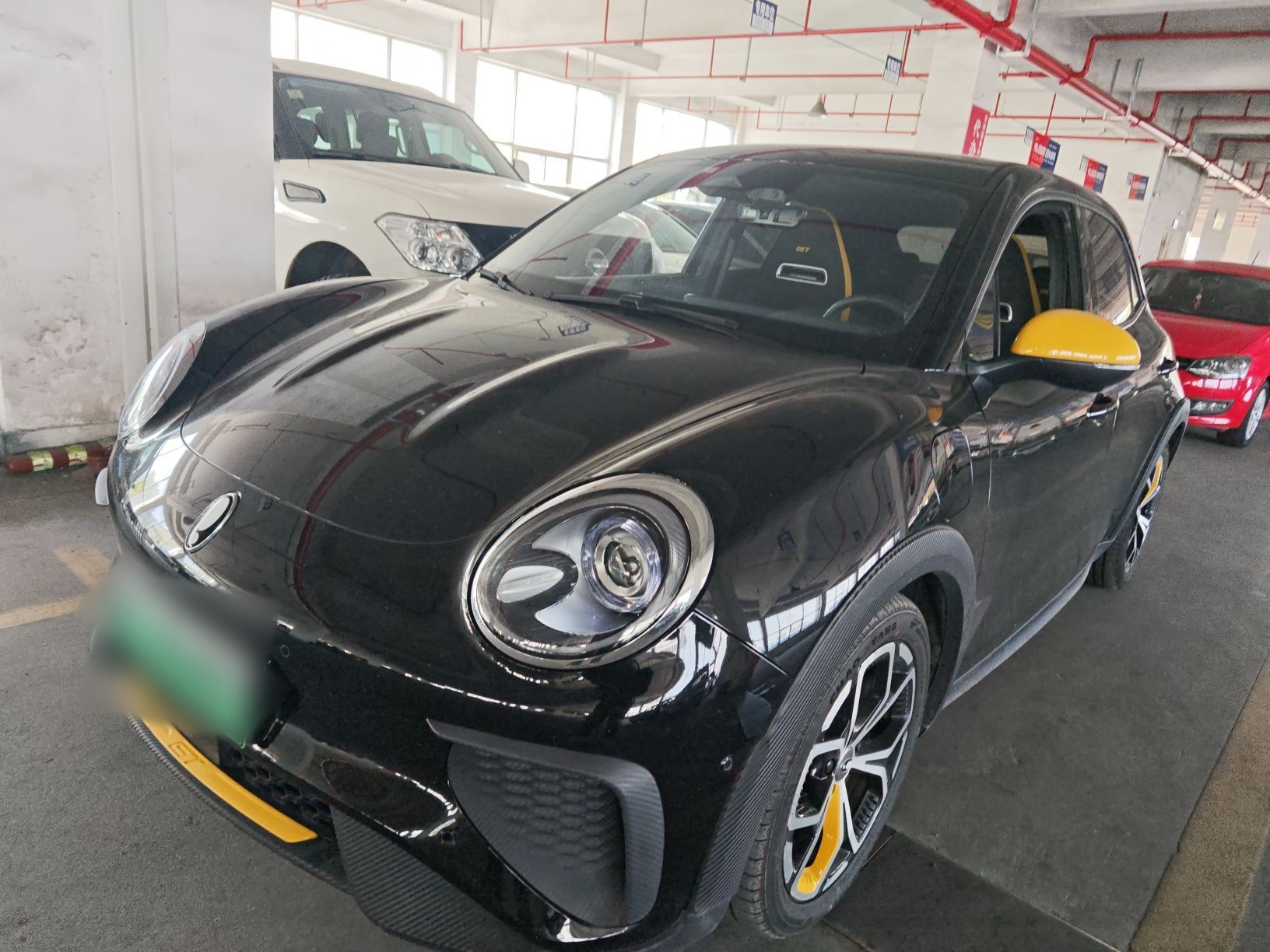 تحت مقدمة السيارة