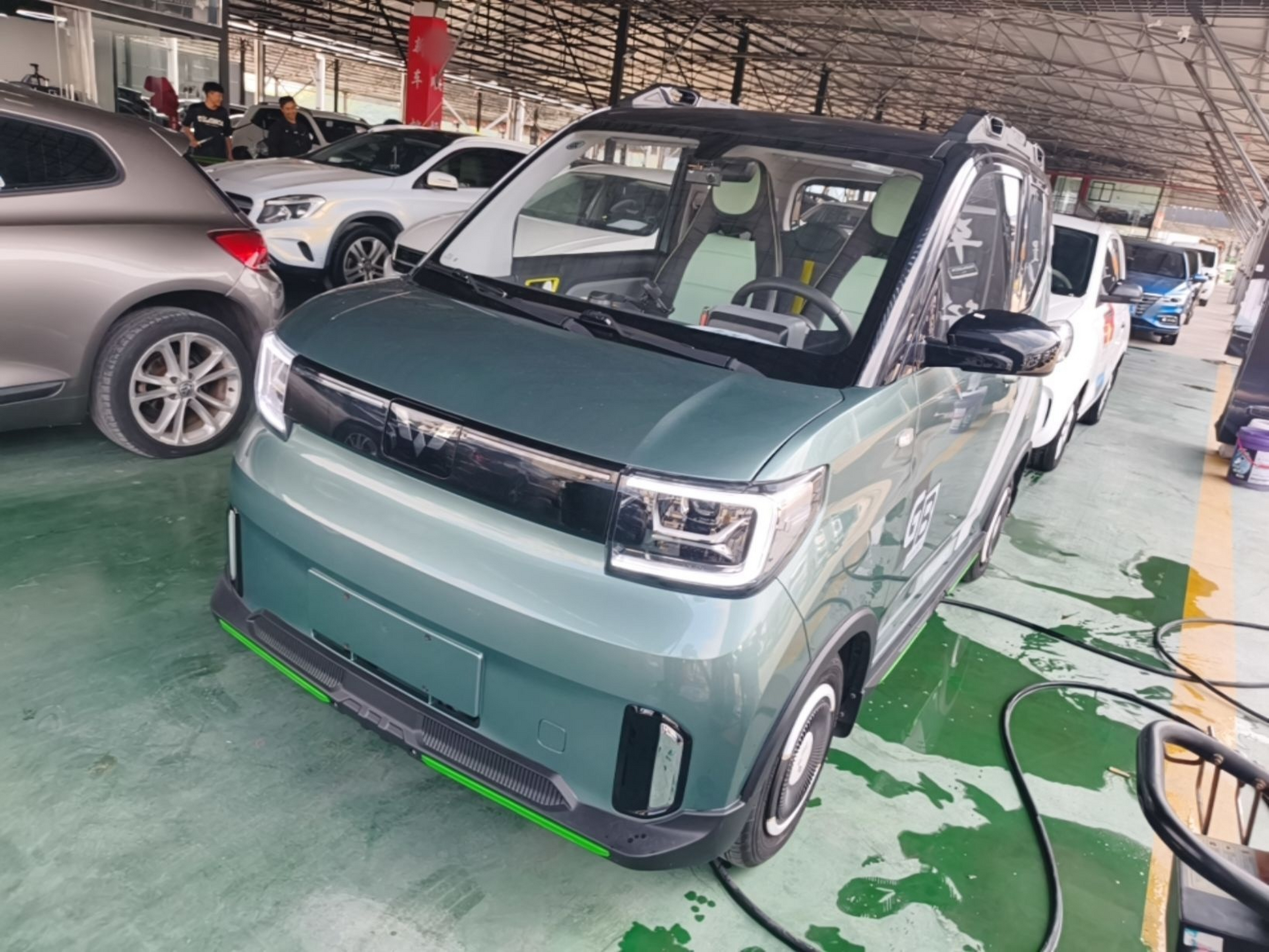 Под передней частью автомобиля