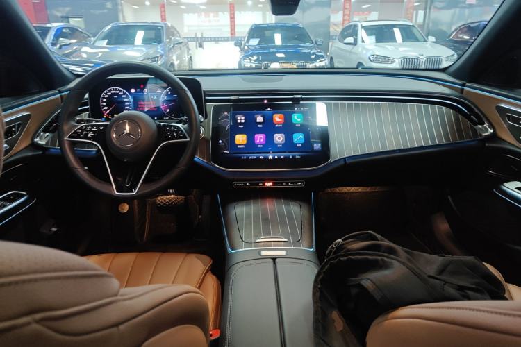 Used Mercedes-Benz E-Class 2024 Refresh E 300 L Stylish Edition Center Console