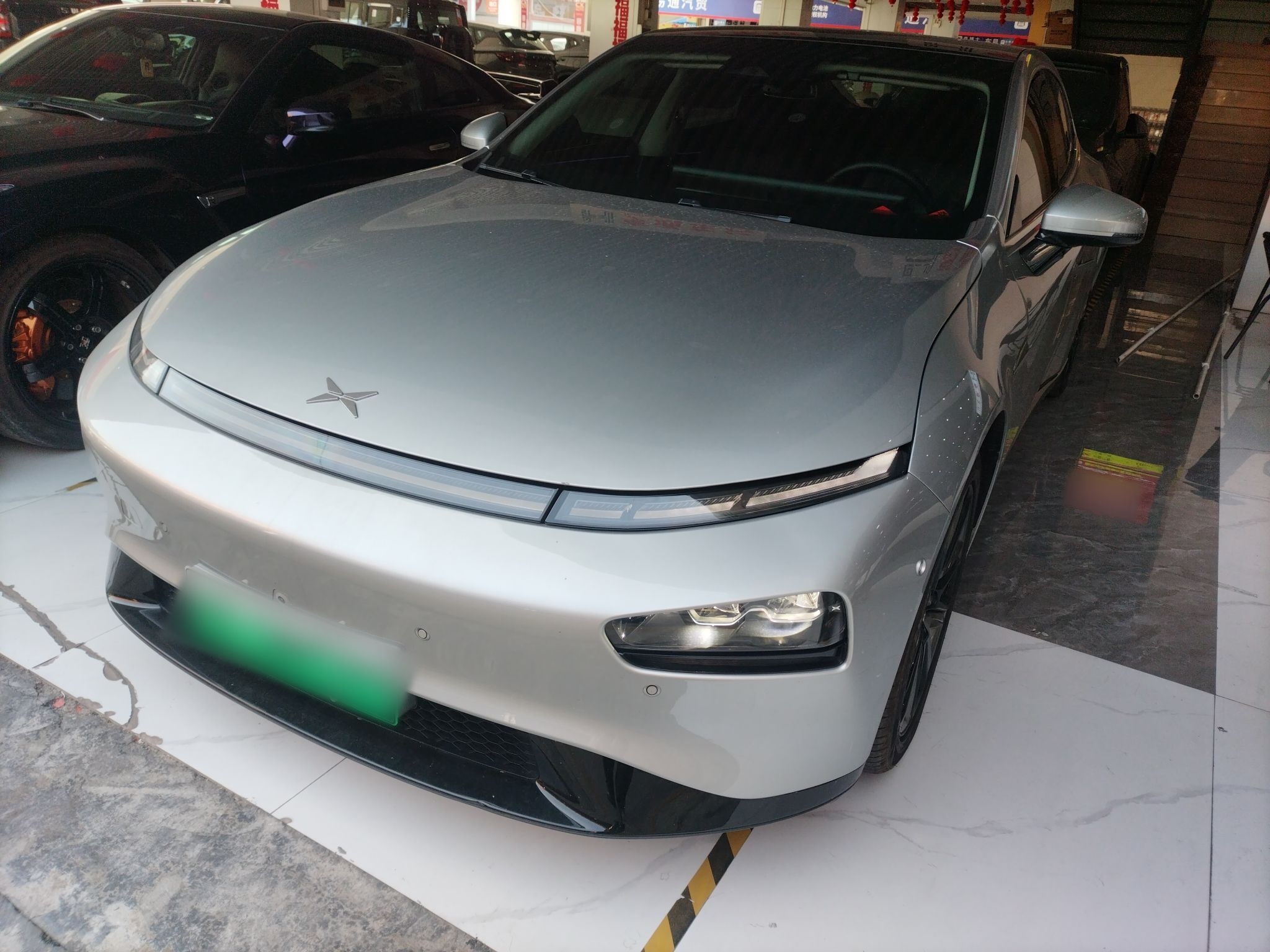 تحت مقدمة السيارة