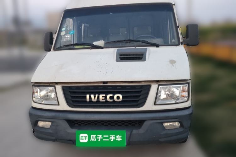 Used Iveco Daily 2020 2.5T A35 Passenger Van Single-Tire Mid-Roof Design 5-9 Seats China VI Emission Standard
