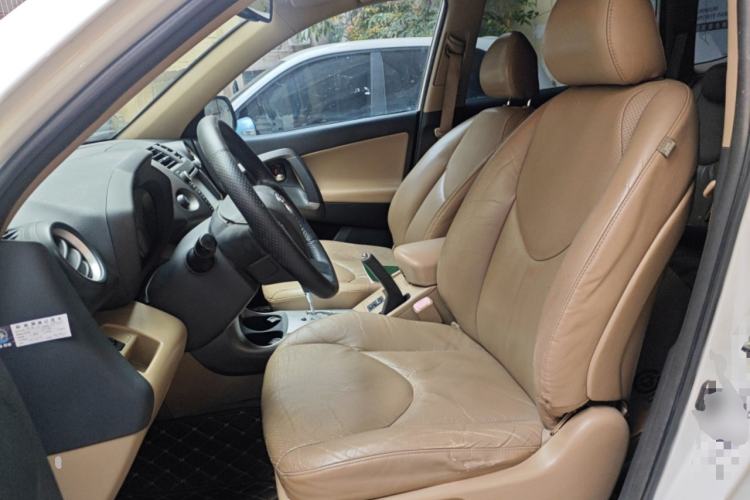 Used Toyota RAV4 2012 Luxurious 2.4L Automatic 4x4 with Stylish Features
