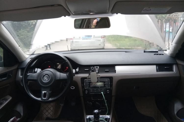 Used Volkswagen Bora 2014 1.6L Manual Comfort Model Center Console