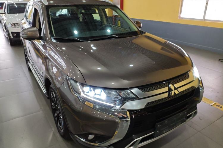 Used Mitsubishi Outlander 2019 2.4L 4x4 Zhi Xiang Edition 7 Seats China VI Standard
