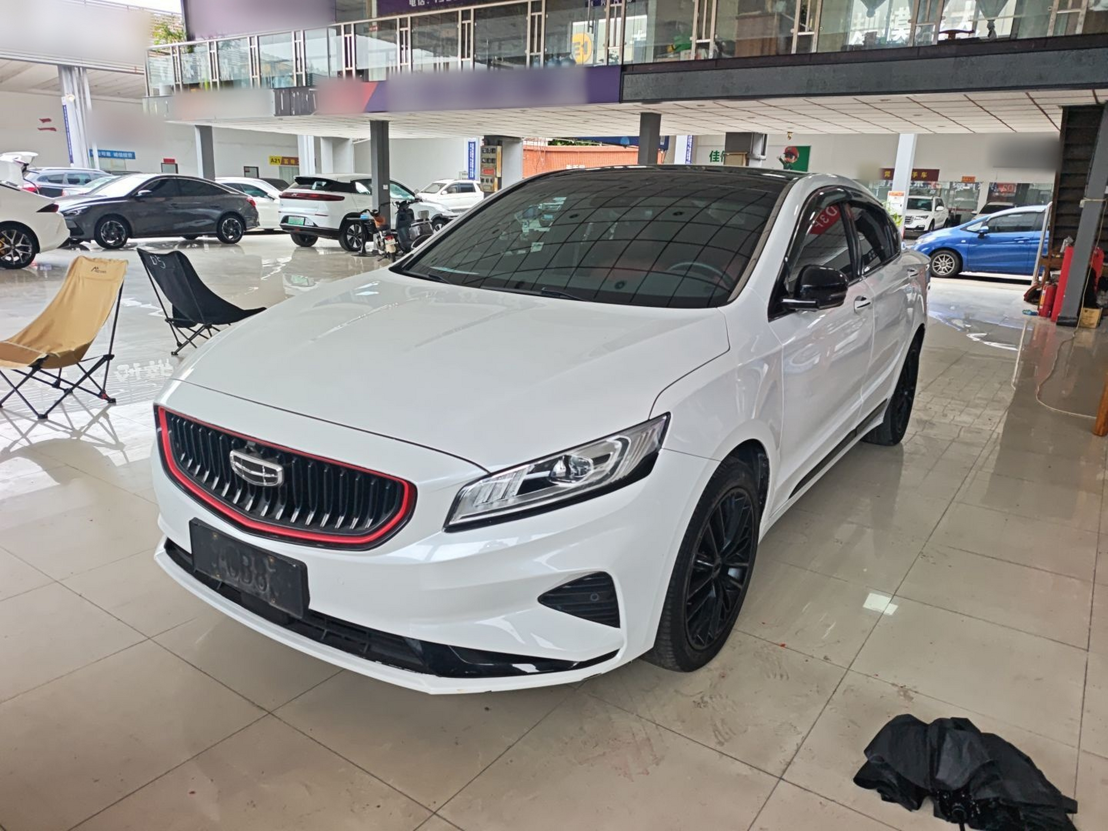 تحت مقدمة السيارة