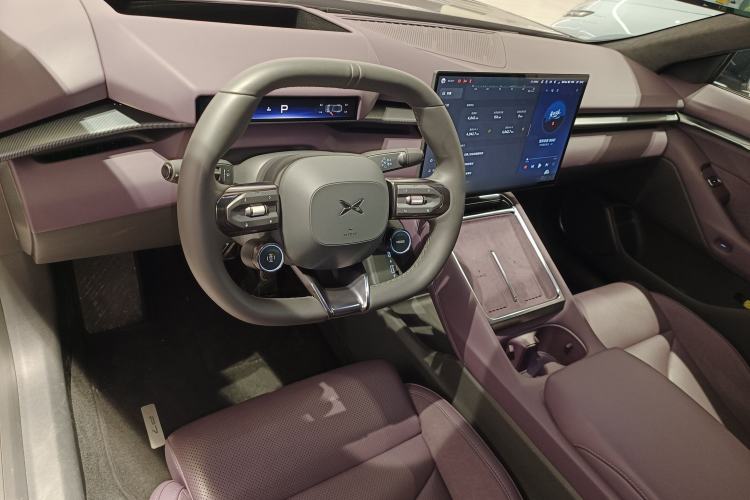 Used XPeng P7 2025 Model—750 All-Wheel-Drive High-Performance Ultra Center Console