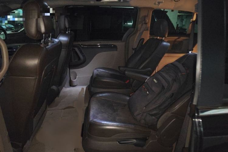 Used Chrysler Grand Voyager 2013 3.6L Luxury Edition Interior 4