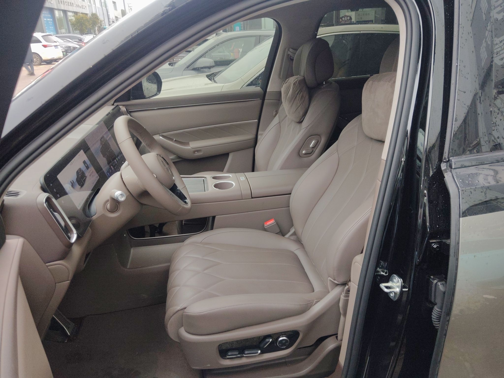 Переднее сиденье в автомобиле