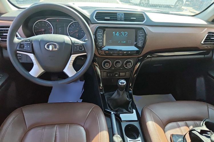 Used Great Wall Wingle 6 2017 2.4L Gasoline 4x4 Elite Version 4G69 Center Console