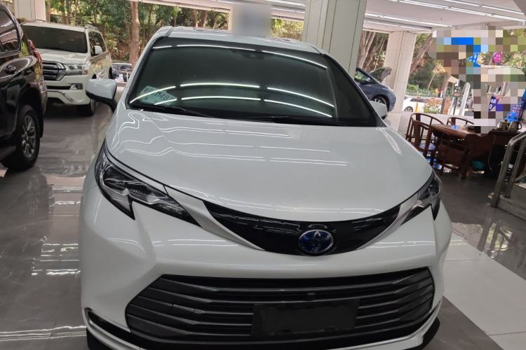 Used Toyota Sienna 2023 2.5L Hybrid Deluxe Edition