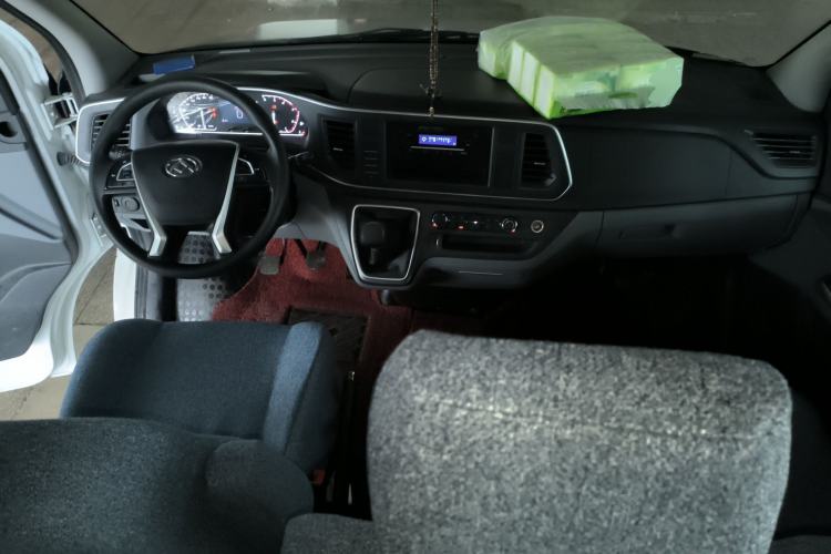 Used SAIC MAXUS Xintu V80 2023 2.0T Manual Classic Aoyuntong Short Wheelbase Mid-Roof 5/6-Seater