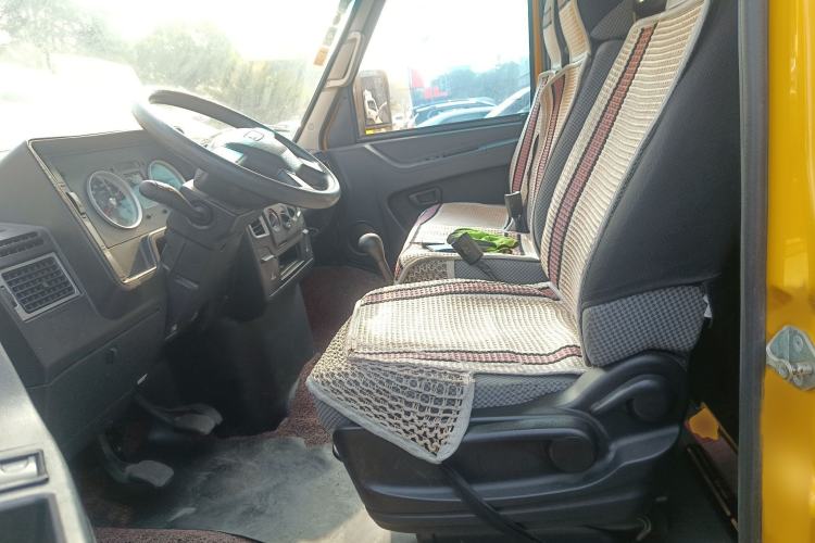 Used Iveco Daily 2021 2.8T V40 VAN厢式 Cargo Van 3-Seater Long Wheelbase Mid-Roof Design Dual Tires Manual Door