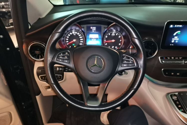 Used Mercedes-Benz V-Class 2021 V 260 Avantgarde Edition Steering Wheel