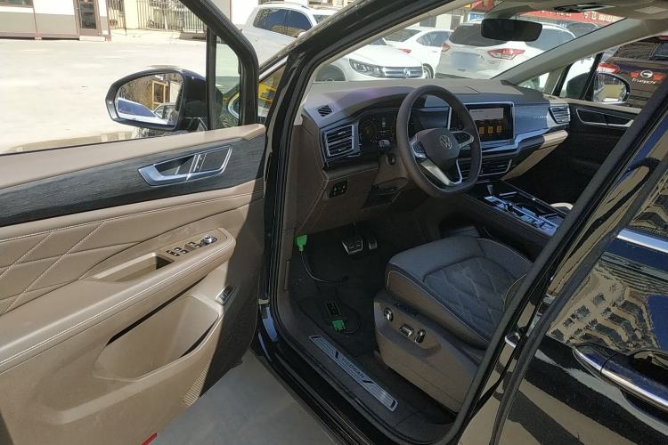 Used Volkswagen Viloran 2024 380TSI Premium Edition
