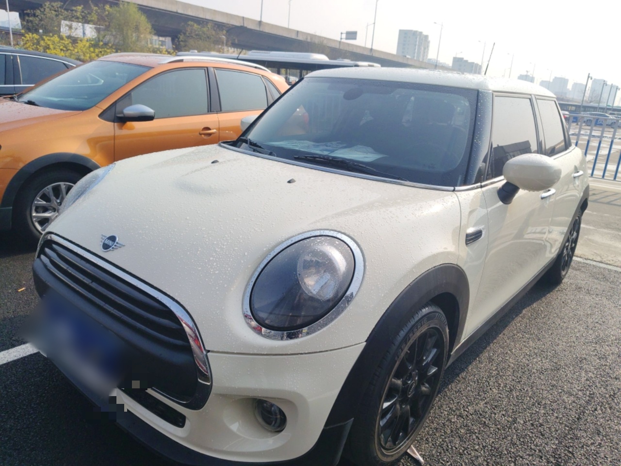 تحت مقدمة السيارة