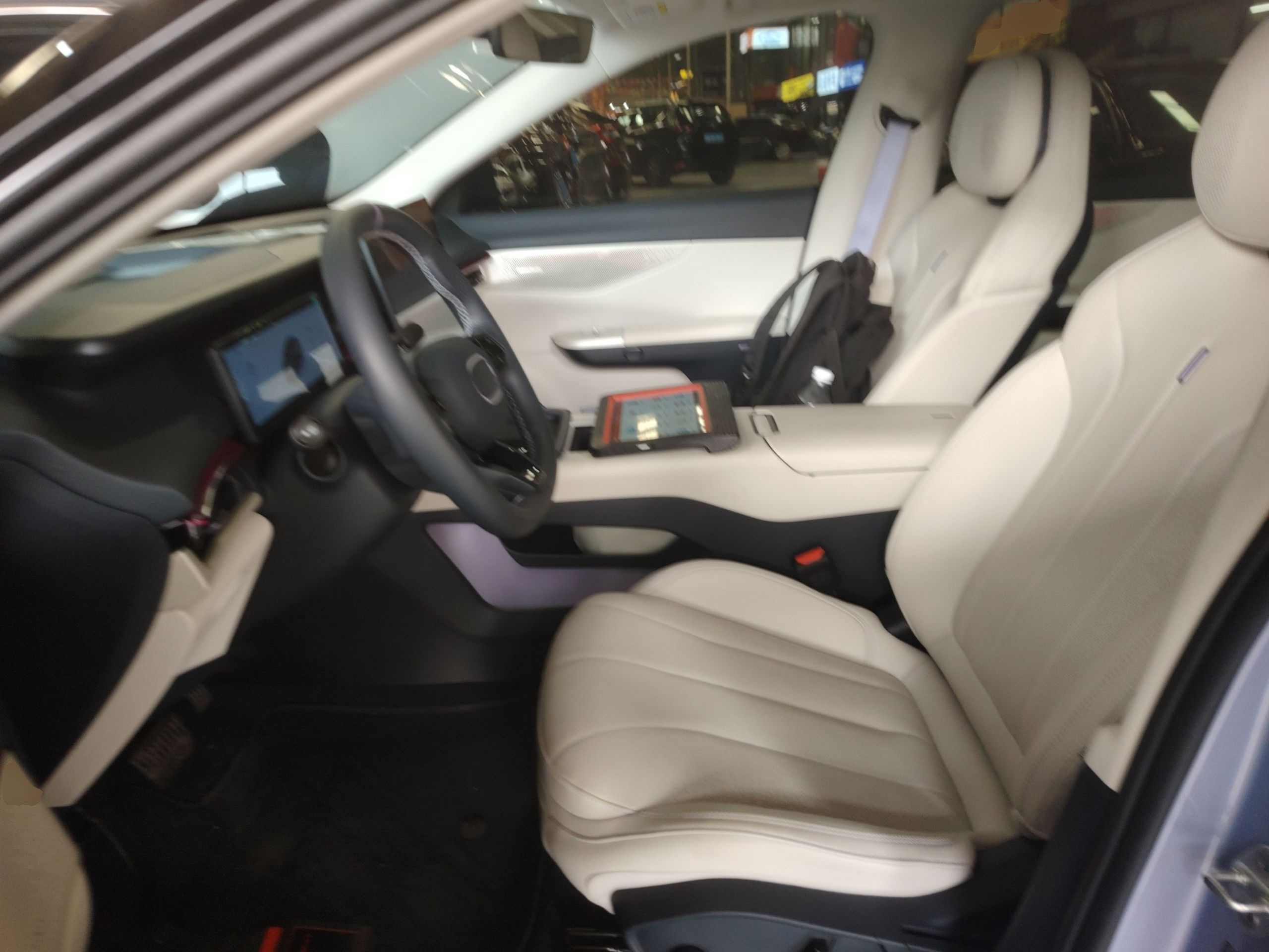 المقاعد الأمامية داخل السيارة