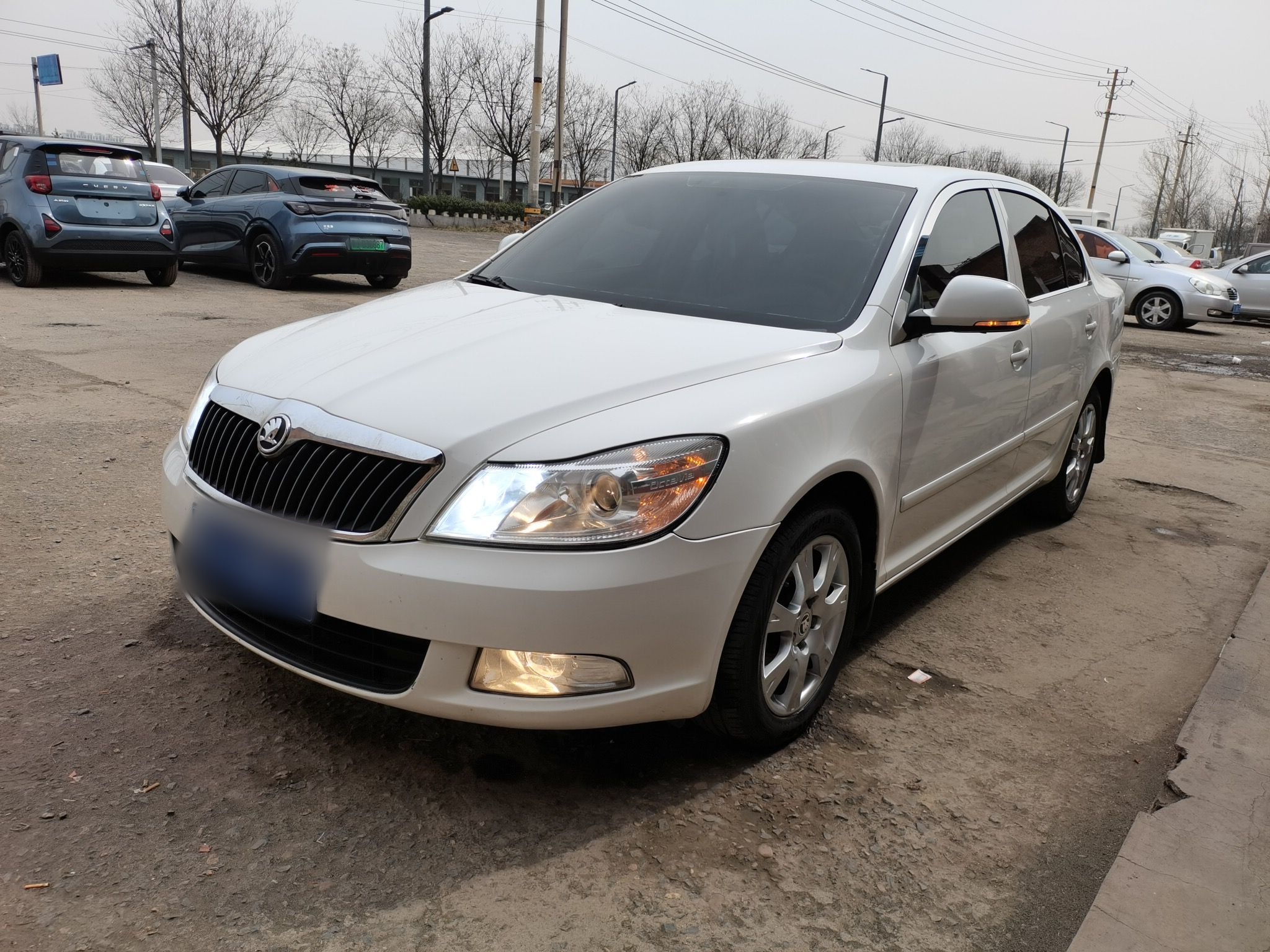 تحت مقدمة السيارة