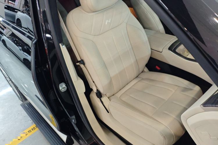 Used ONVO Luxeed L90 2025 Model—Ultra Six-Seater Version
