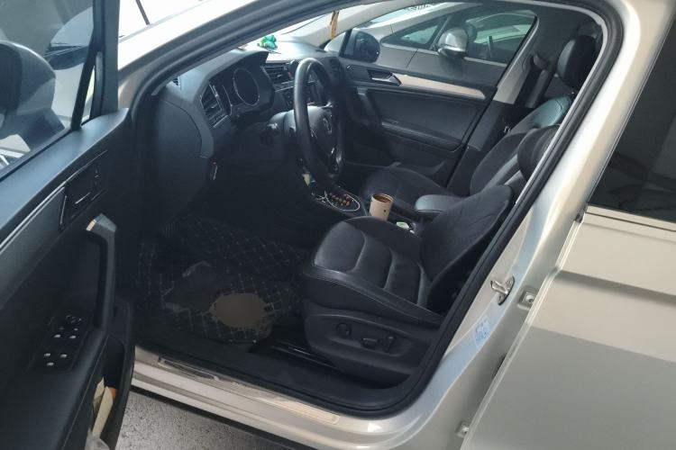 Used Volkswagen Tiguan L 2020 330TSI Automatic Two-Wheel Drive Smart Luxury Edition China VI Standard
