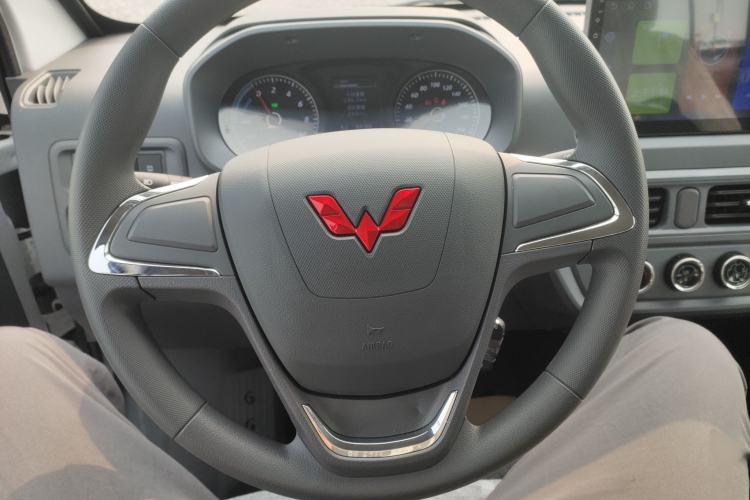 Used Wuling Yangguang 2024 300KM Comfort Version Passenger Van 75kW
