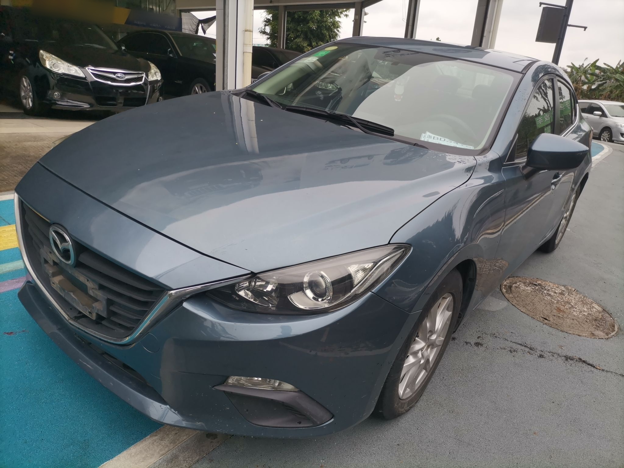 تحت مقدمة السيارة