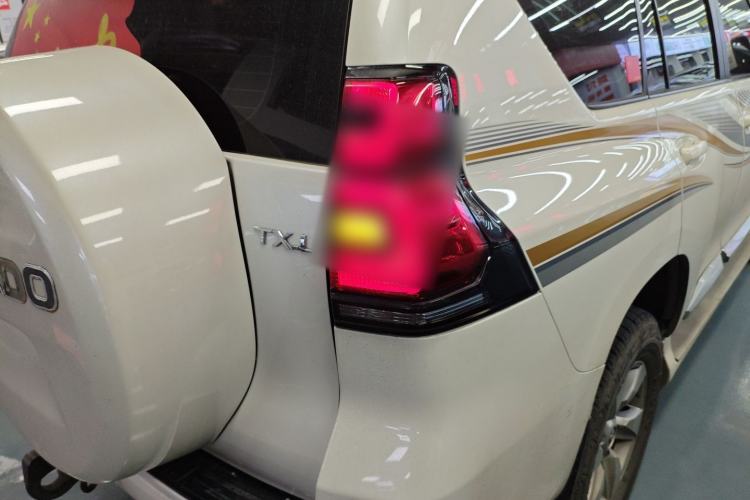 Used Toyota Prado 2017 2.7L Automatic 2700 Gasoline 4x4 7-Seater – Middle East Version Exterior 3