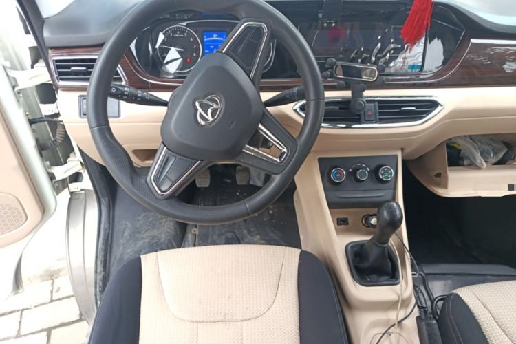 Used CHANGAN KUAYUE Xing V3 2023 1.5L Gasoline Luxury 6-Seater Passenger Vehicle Steering Wheel