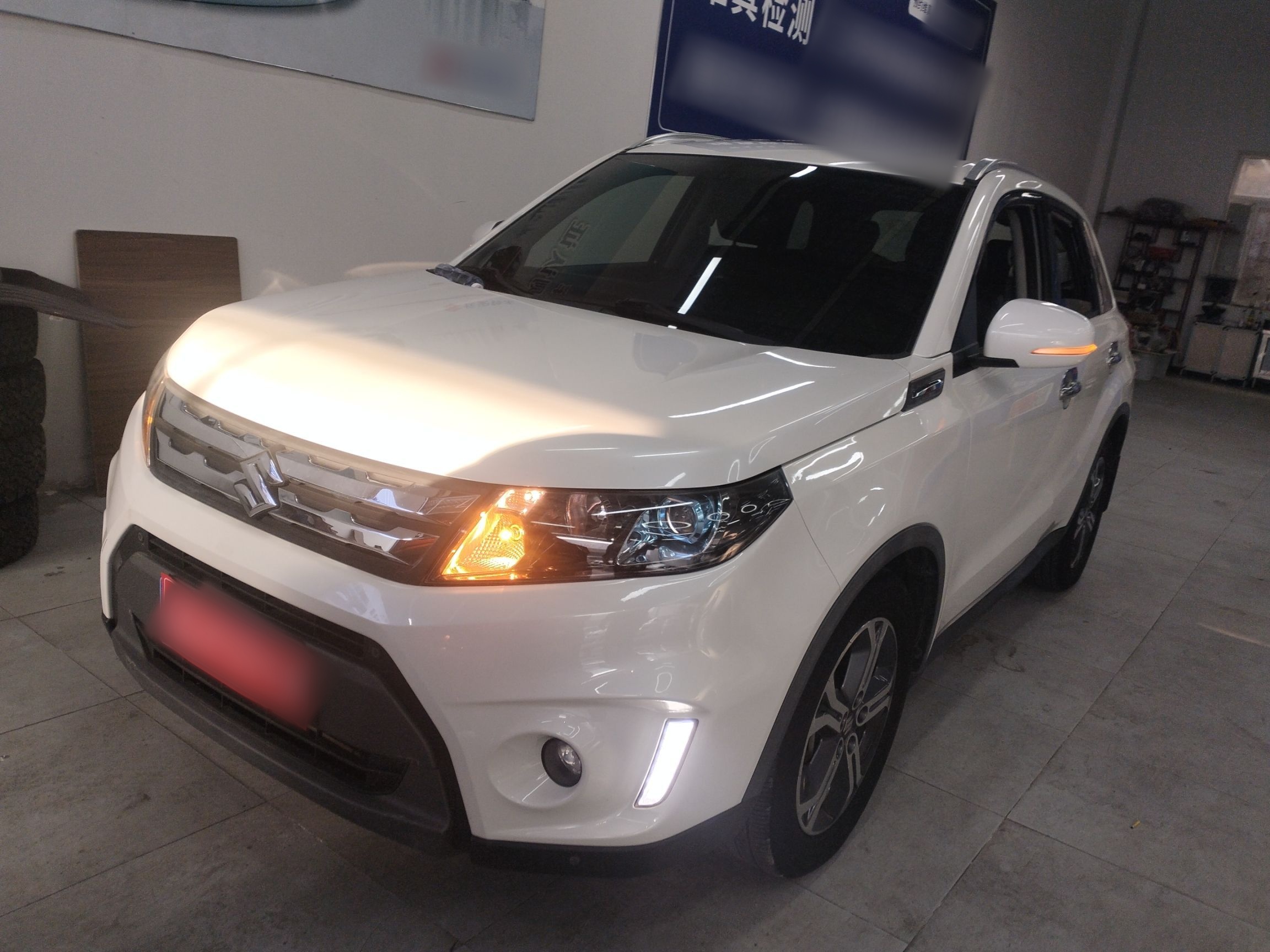 تحت مقدمة السيارة