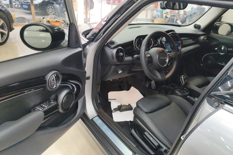 Used MINI MINI 2023 Updated 1.5T COOPER Artist Five-Door Edition
