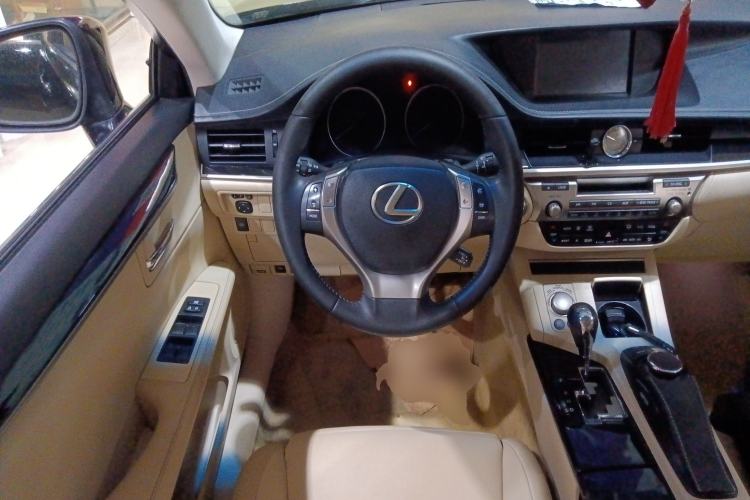 Used Lexus ES 2013 300h Elite Edition