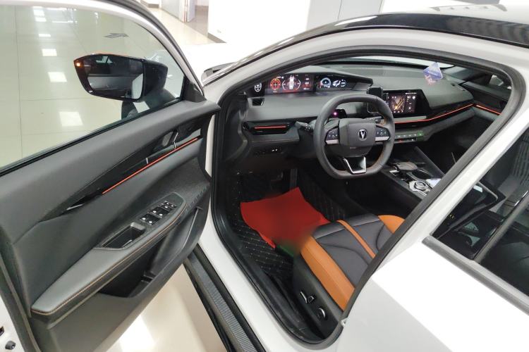 Used CHANGAN UNI-V 2025 1.5T 500Bar Prestige Sporty Version
