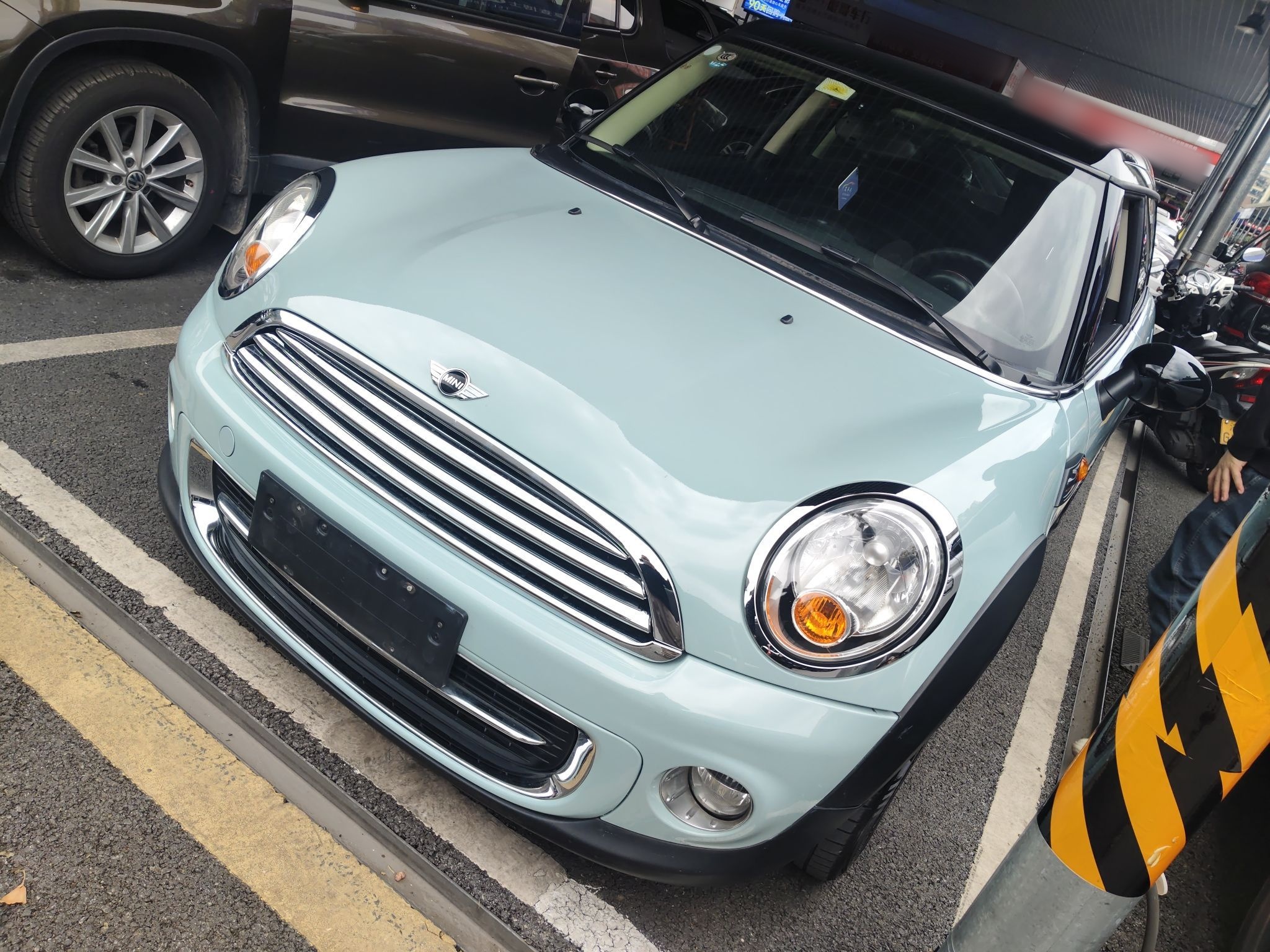 تحت مقدمة السيارة