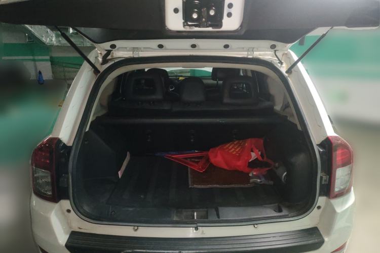 Used Jeep Compass 2014 2.0L two-wheel drive sport version Trunk