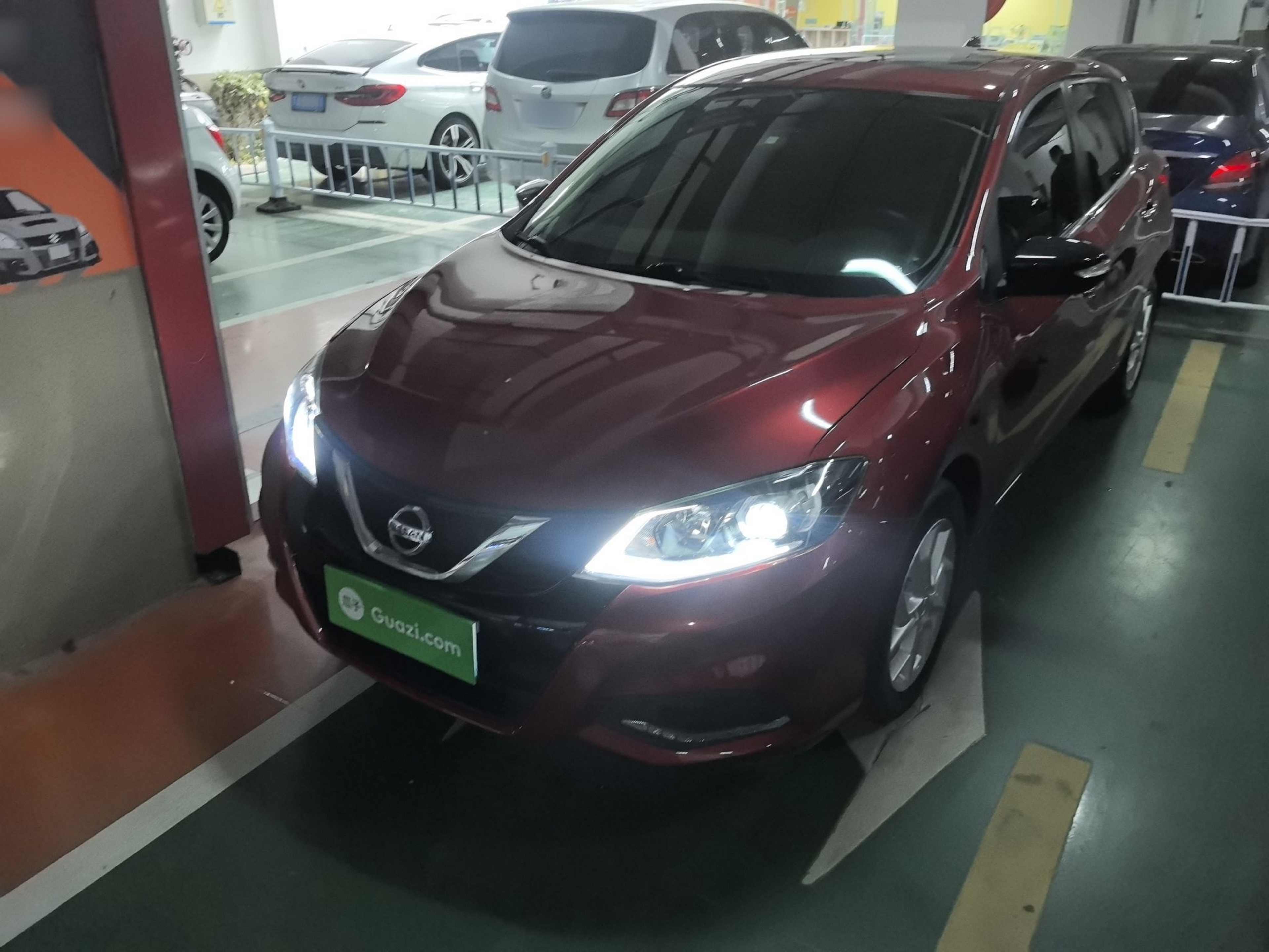 تحت مقدمة السيارة