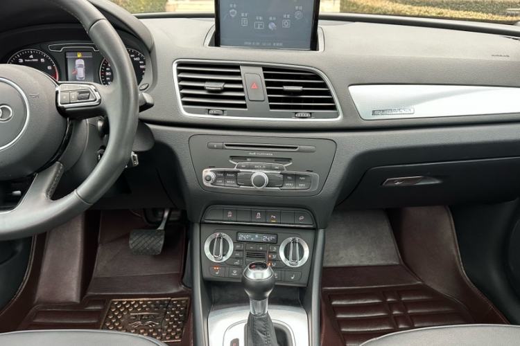 Used Audi Q3 2015 35 TFSI quattro Technology Edition Interior 3