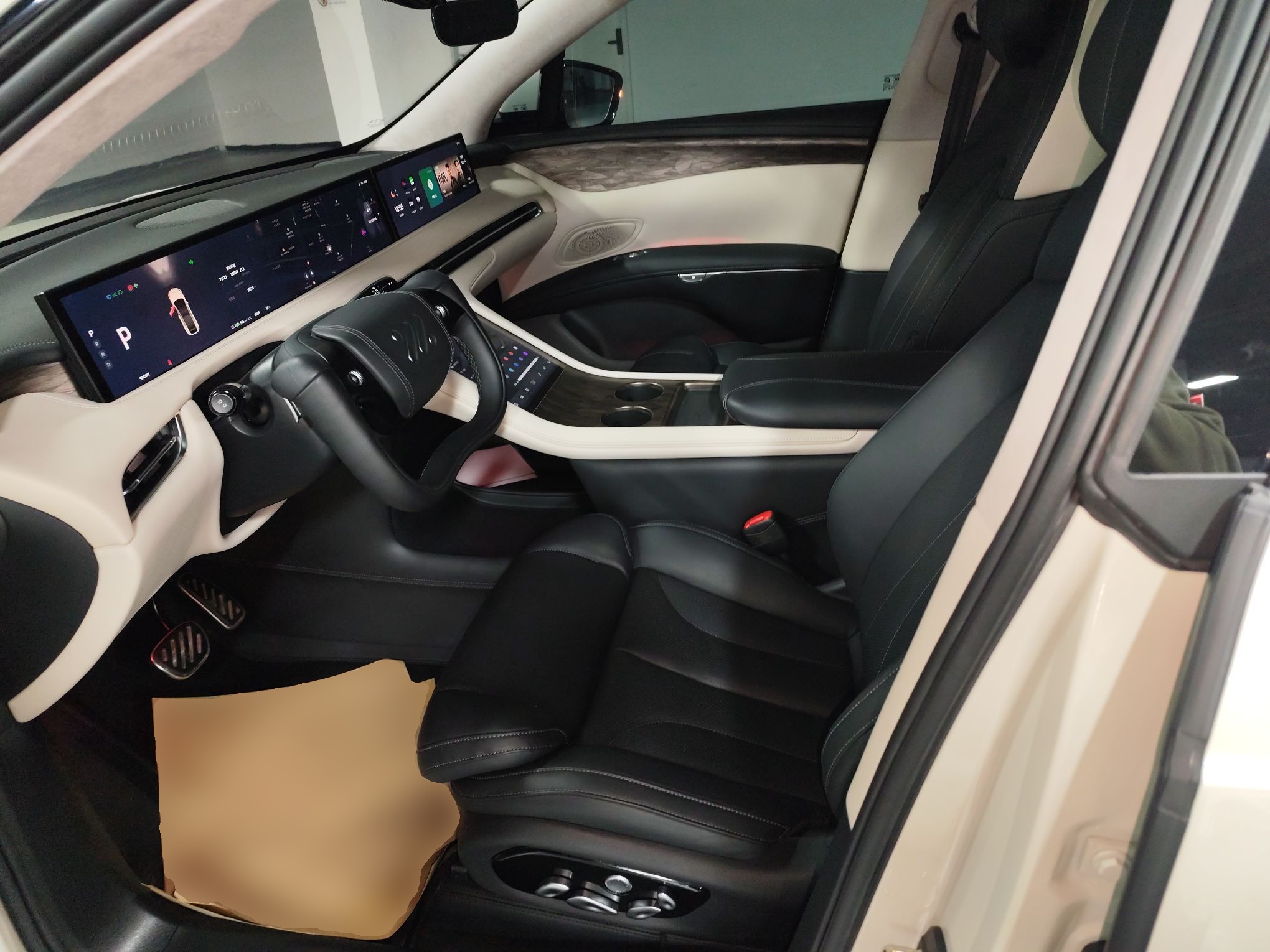 المقاعد الأمامية داخل السيارة