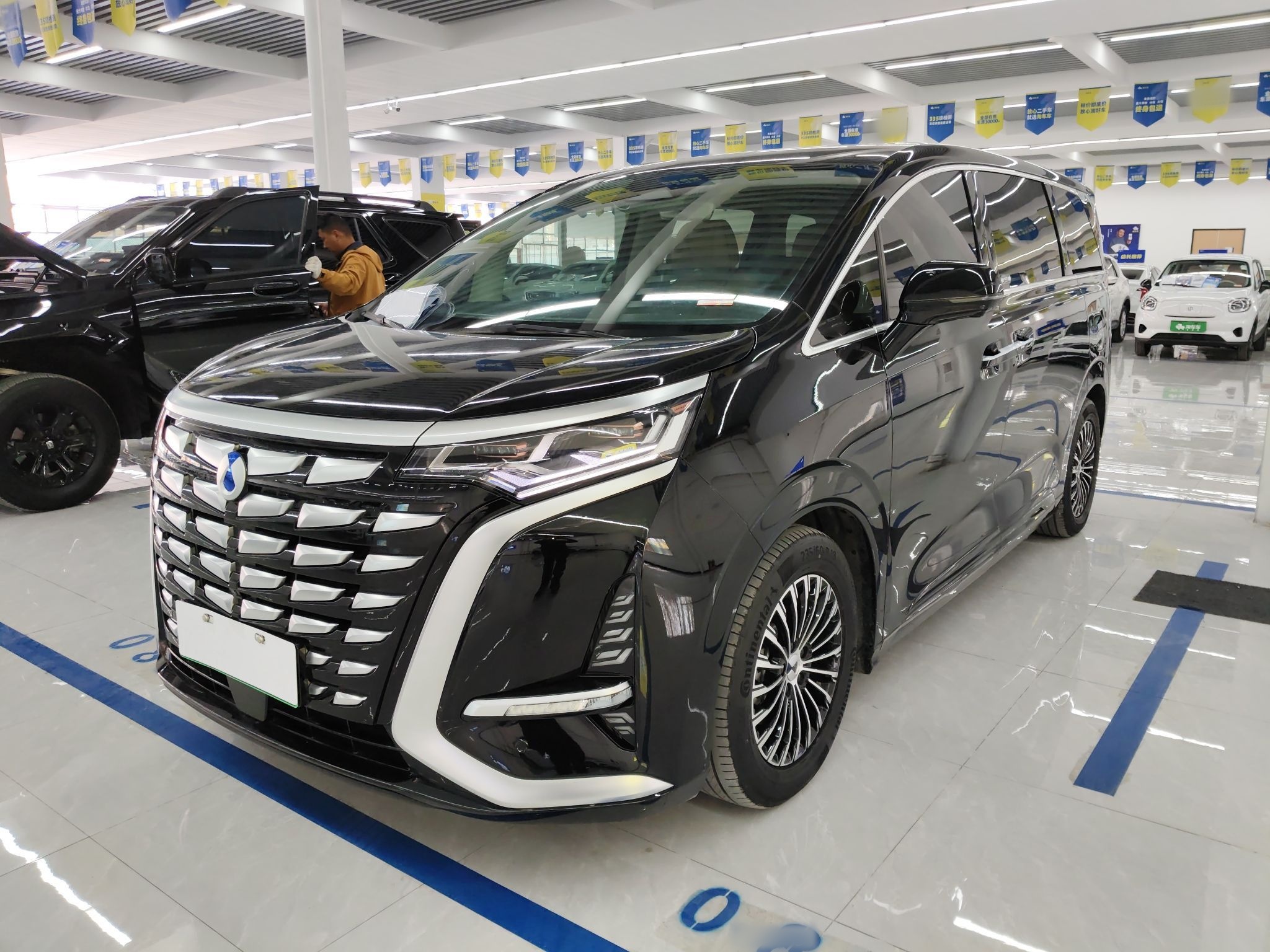 Под передней частью автомобиля