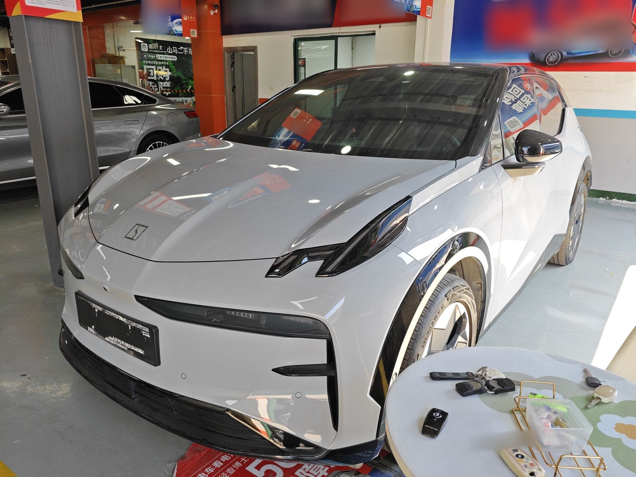 تحت مقدمة السيارة