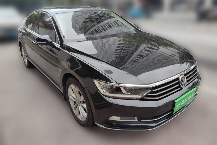 Used Volkswagen Magotan 2017 330TSI DSG Luxury Model Front Right 45 Deg