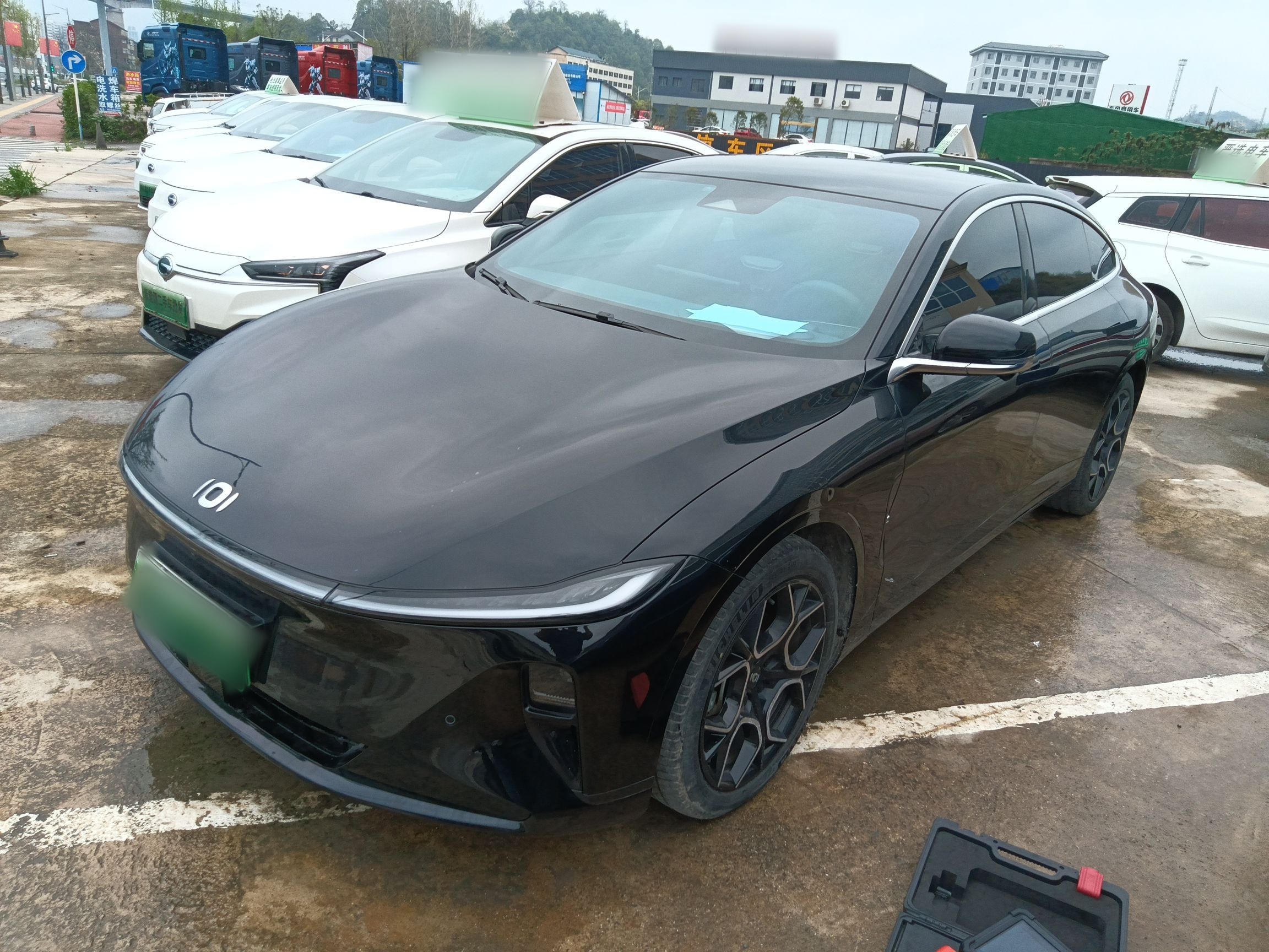 تحت مقدمة السيارة