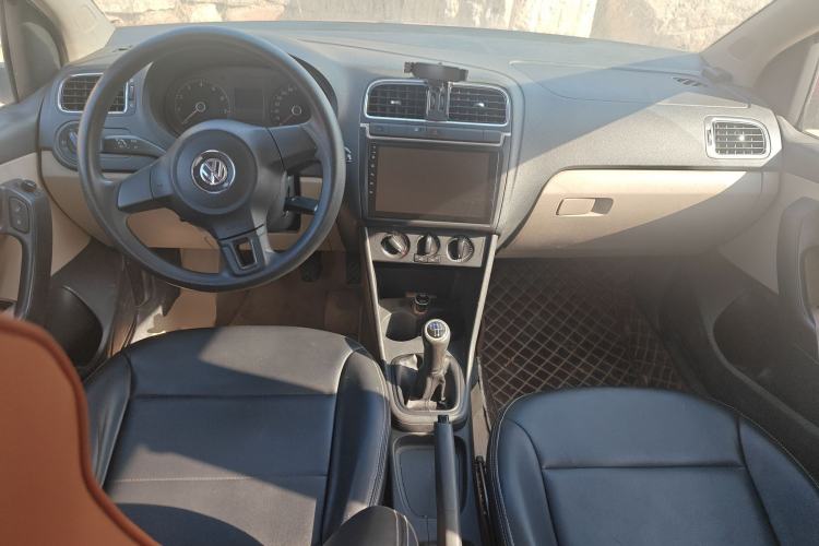 Used Volkswagen Polo 2011 1.4L Manual ZhiShang Edition Center Console