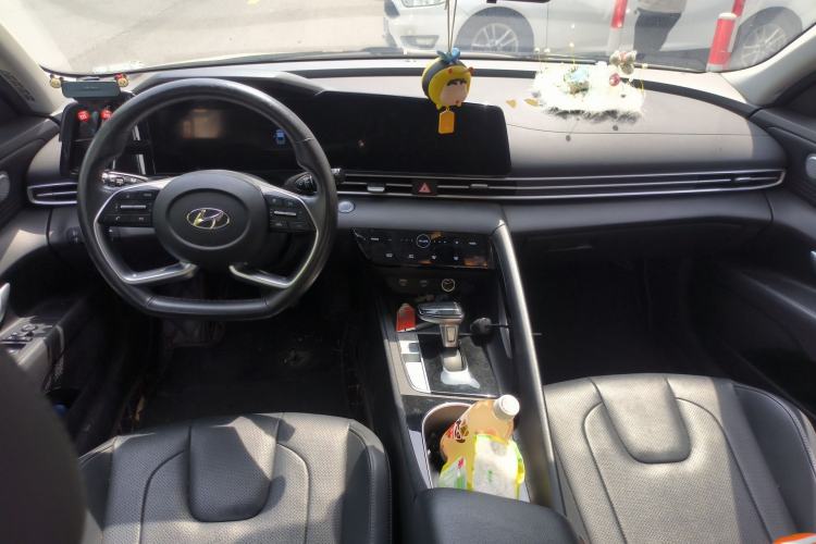 Used Hyundai Elantra 2021 1.5L CVT LUX Prestige Edition Center Console