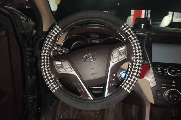 Used Hyundai Santa Fe 2015 2.4L Automatic Two-Wheel Drive Smart Version 5 Seats Steering Wheel