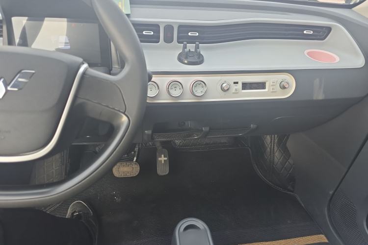 Used Wuling Hongguang MINIEV 2022 Macaron Premium Model – Lithium Iron Phosphate Center Console
