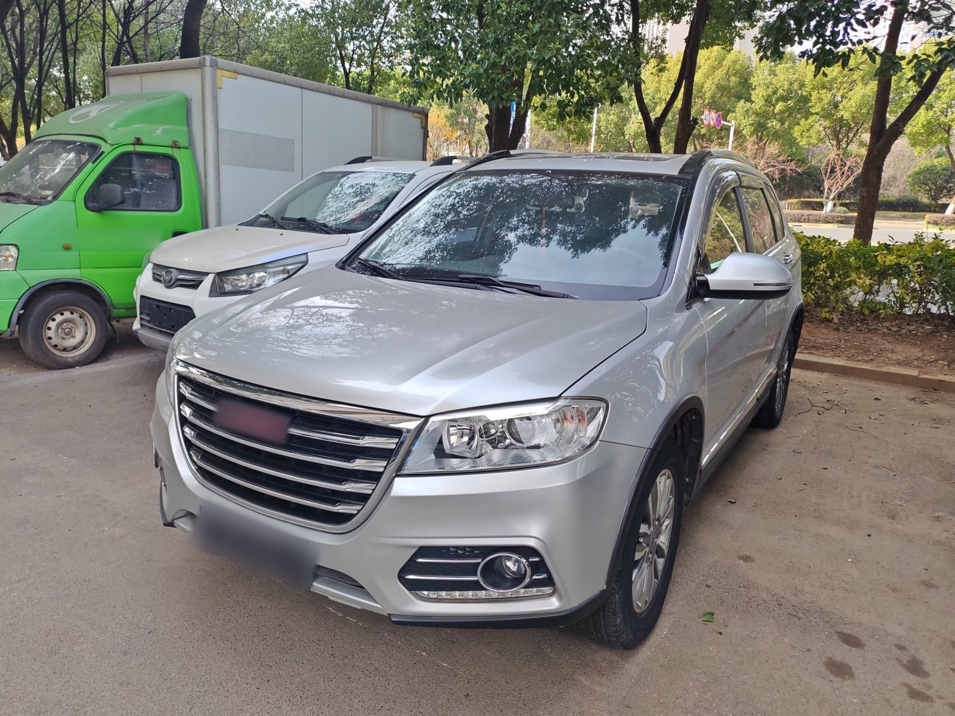 تحت مقدمة السيارة