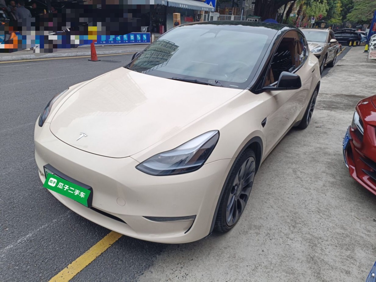 تحت مقدمة السيارة