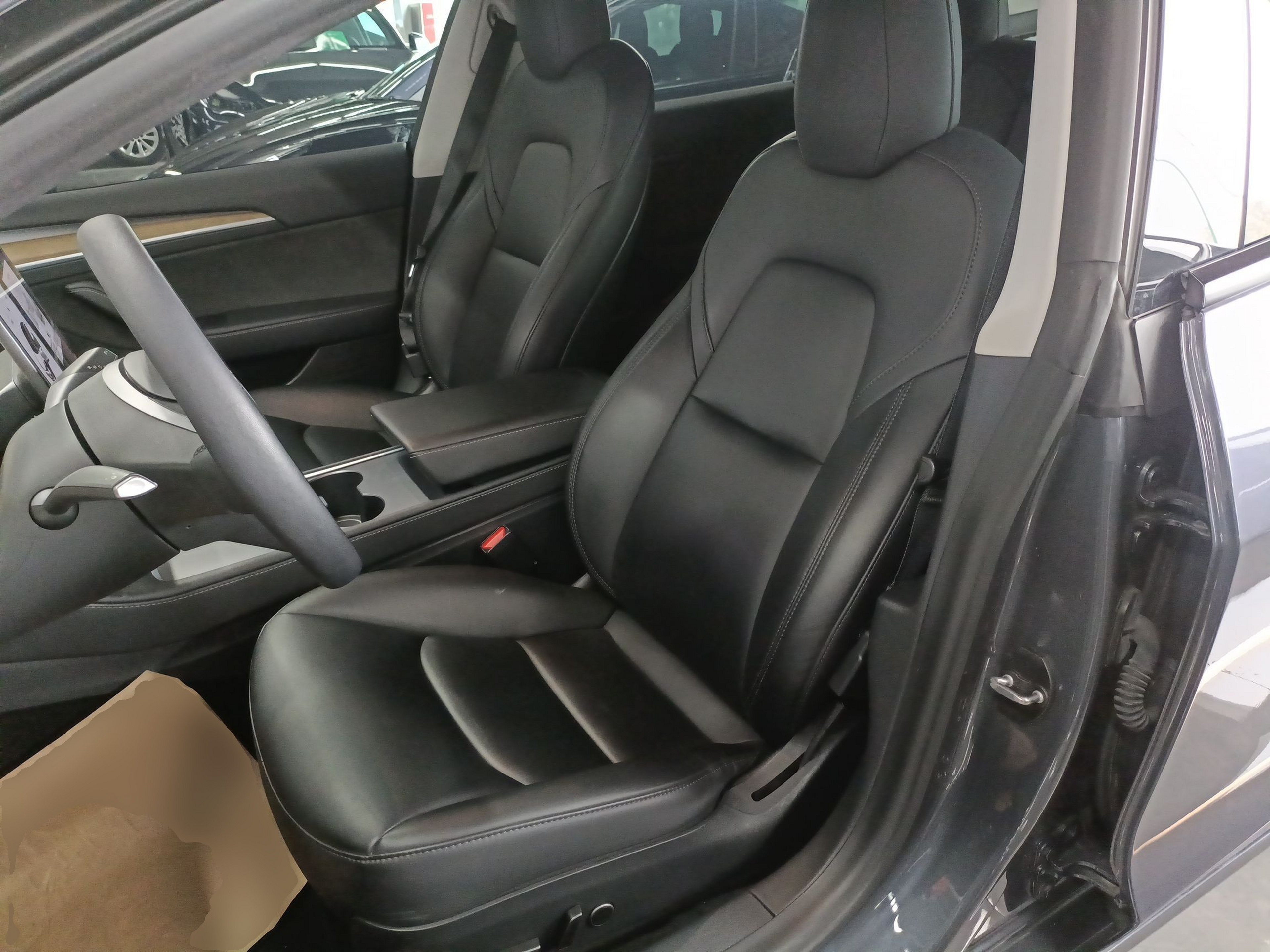 Переднее сиденье в автомобиле